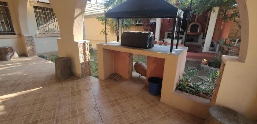 A louer une villa T5 accompagnée d’un F2 semi-meublé située dans un quartier résidentiel calme à Talatamaty