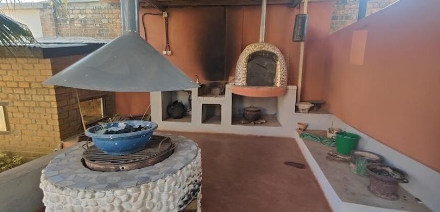 A louer une villa T5 accompagnée d’un F2 semi-meublé située dans un quartier résidentiel calme à Talatamaty