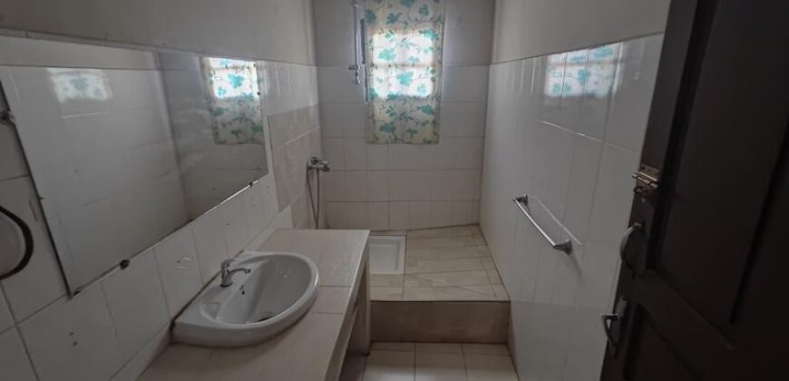 A louer une villa T5 accompagnée d’un F2 semi-meublé située dans un quartier résidentiel calme à Talatamaty