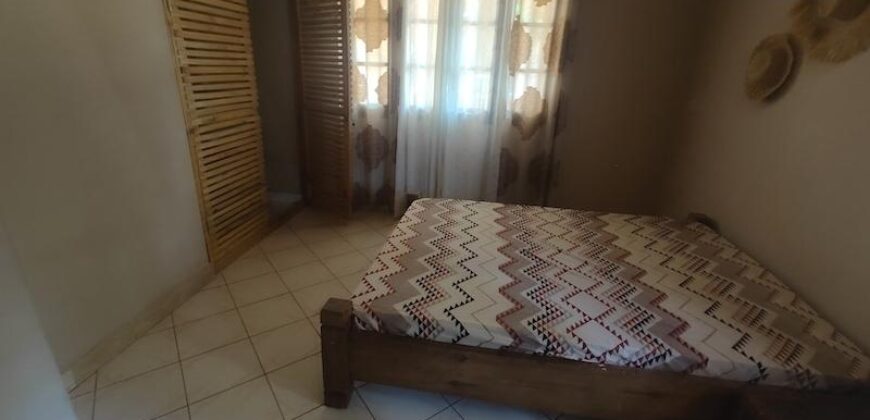 A louer une villa T5 accompagnée d’un F2 semi-meublé située dans un quartier résidentiel calme à Talatamaty