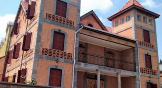 A louer une spacieuse villa T6 avec piscine sur un terrain de 2700 m2 à Itaosy Ambohidrapeto