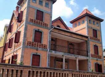 A louer une spacieuse villa T6 avec piscine sur un terrain de 2700 m2 à Itaosy Ambohidrapeto