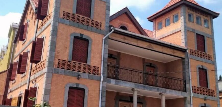 A louer une spacieuse villa T6 avec piscine sur un terrain de 2700 m2 à Itaosy Ambohidrapeto