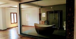 A louer une spacieuse villa T6 avec piscine sur un terrain de 2700 m2 à Itaosy Ambohidrapeto