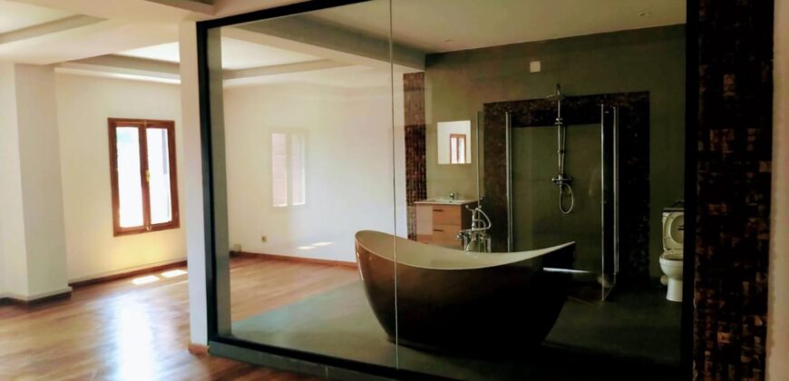 A louer une spacieuse villa T6 avec piscine sur un terrain de 2700 m2 à Itaosy Ambohidrapeto