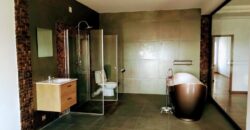 A louer une spacieuse villa T6 avec piscine sur un terrain de 2700 m2 à Itaosy Ambohidrapeto