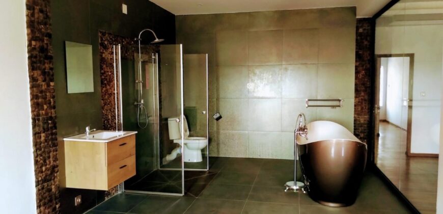 A louer une spacieuse villa T6 avec piscine sur un terrain de 2700 m2 à Itaosy Ambohidrapeto