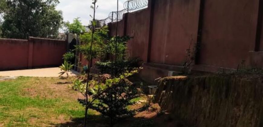A louer une spacieuse villa T6 avec piscine sur un terrain de 2700 m2 à Itaosy Ambohidrapeto