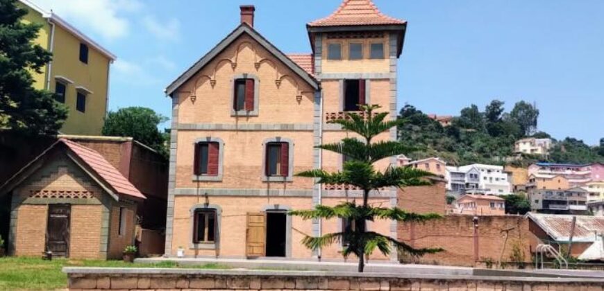 A louer une spacieuse villa T6 avec piscine sur un terrain de 2700 m2 à Itaosy Ambohidrapeto