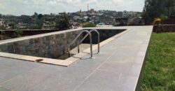A louer une spacieuse villa T6 avec piscine sur un terrain de 2700 m2 à Itaosy Ambohidrapeto
