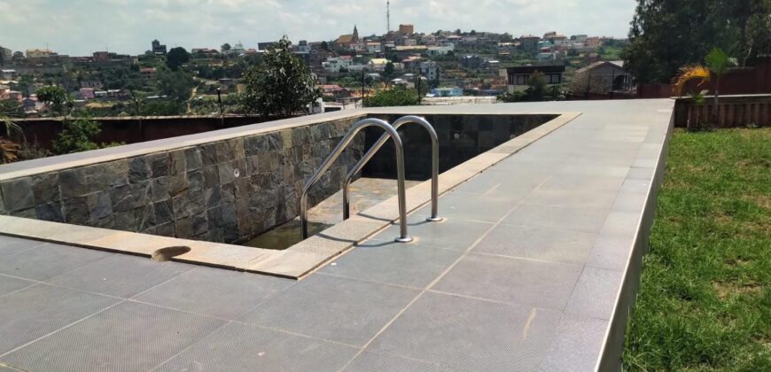 A louer une spacieuse villa T6 avec piscine sur un terrain de 2700 m2 à Itaosy Ambohidrapeto