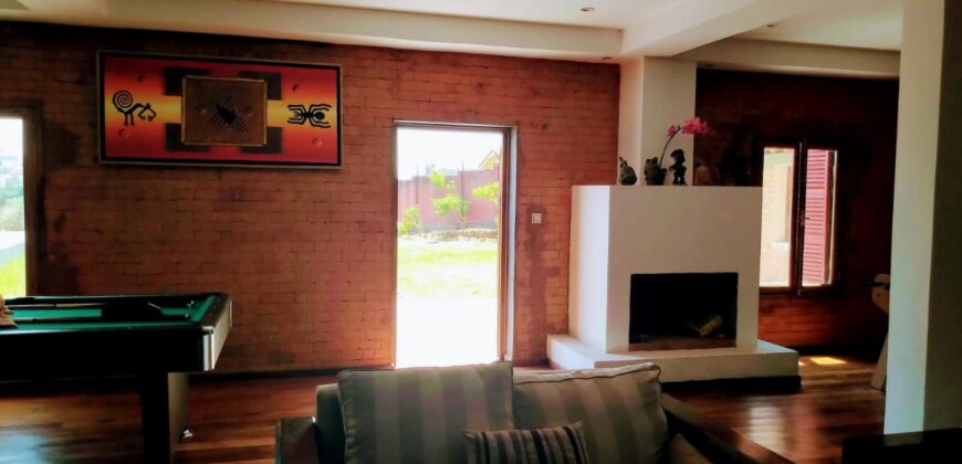 A louer une spacieuse villa T6 avec piscine sur un terrain de 2700 m2 à Itaosy Ambohidrapeto