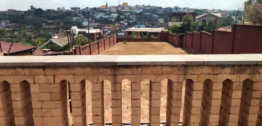 A louer une spacieuse villa T6 avec piscine sur un terrain de 2700 m2 à Itaosy Ambohidrapeto
