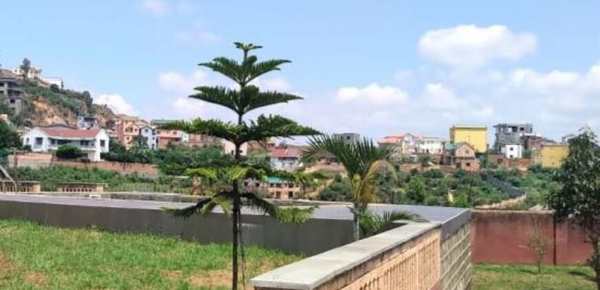 A louer une spacieuse villa T6 avec piscine sur un terrain de 2700 m2 à Itaosy Ambohidrapeto