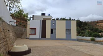 A louer une villa T4 sur un terrain de 500m2 située à Ambatobe