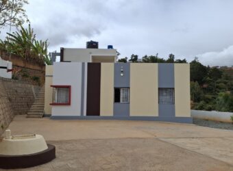 A louer une villa T4 sur un terrain de 500m2 située à Ambatobe