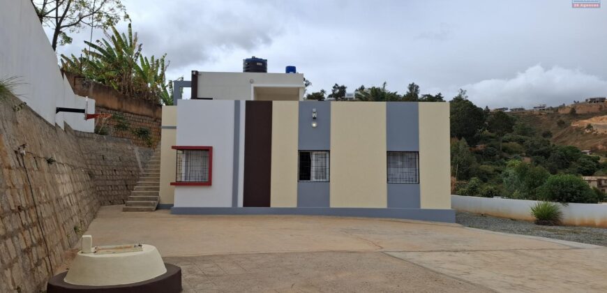 A louer une villa T4 sur un terrain de 500m2 située à Ambatobe