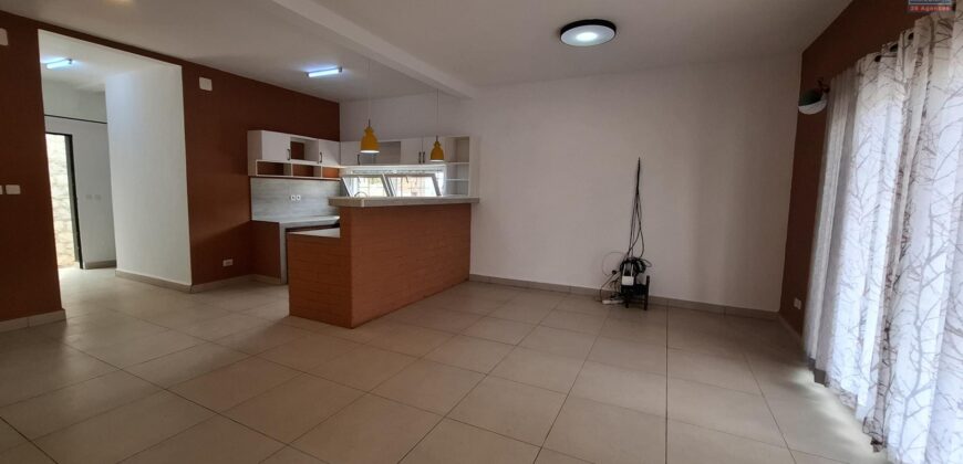 A louer une villa T4 sur un terrain de 500m2 située à Ambatobe