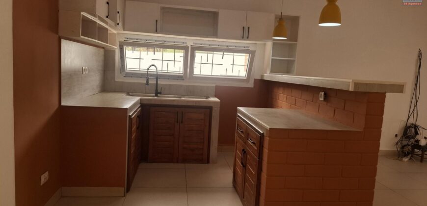 A louer une villa T4 sur un terrain de 500m2 située à Ambatobe