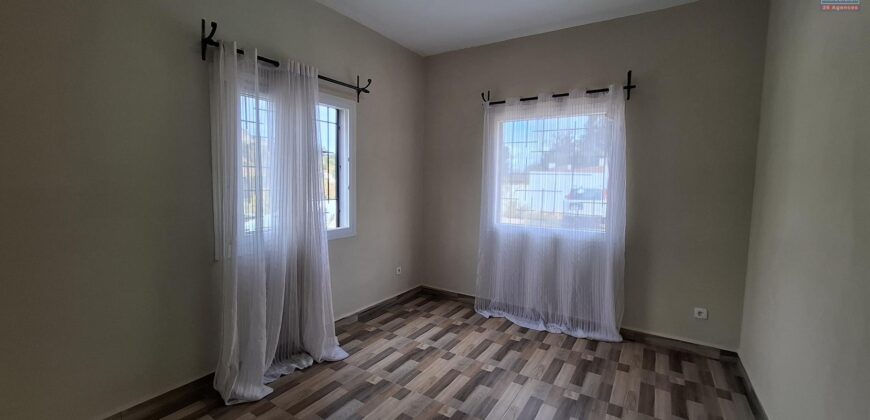 A louer une villa T4 sur un terrain de 500m2 située à Ambatobe