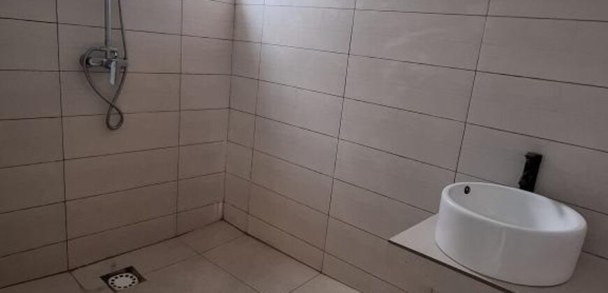 A louer une villa T4 sur un terrain de 500m2 située à Ambatobe