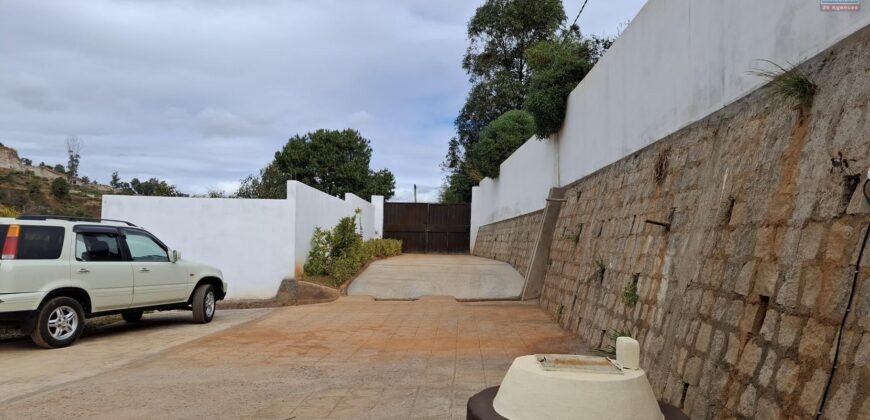 A louer une villa T4 sur un terrain de 500m2 située à Ambatobe