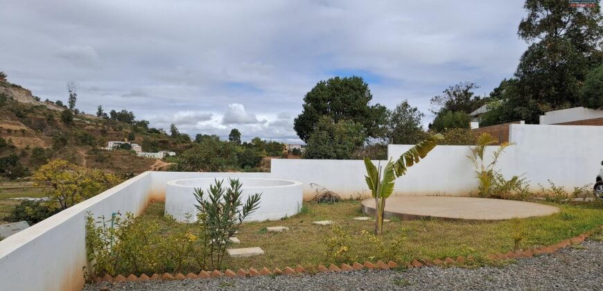 A louer une villa T4 sur un terrain de 500m2 située à Ambatobe