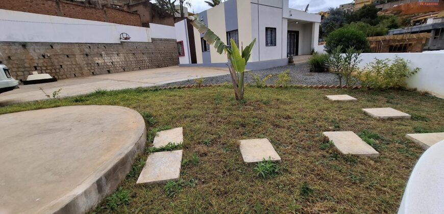 A louer une villa T4 sur un terrain de 500m2 située à Ambatobe