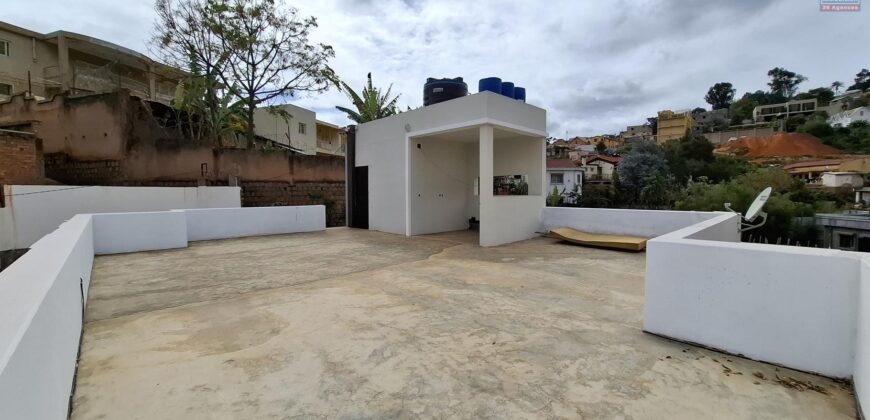 A louer une villa T4 sur un terrain de 500m2 située à Ambatobe