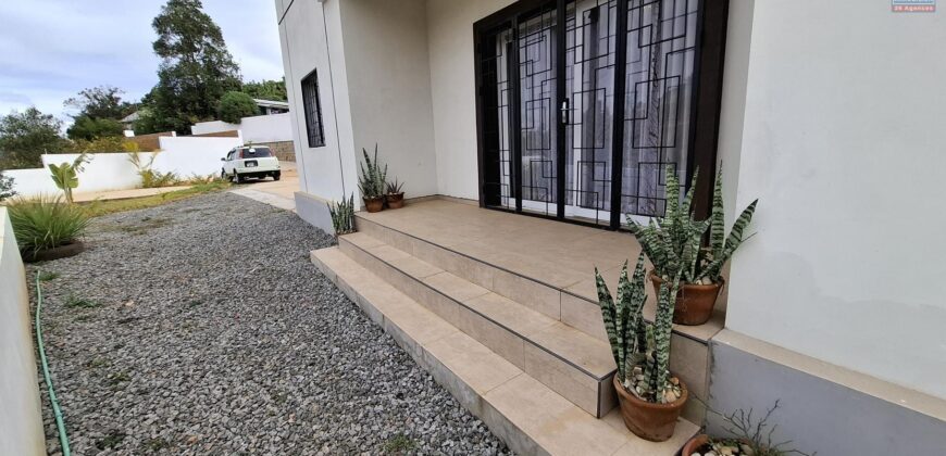 A louer une villa T4 sur un terrain de 500m2 située à Ambatobe