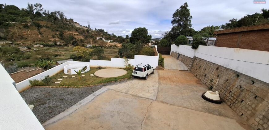 A louer une villa T4 sur un terrain de 500m2 située à Ambatobe