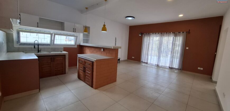 A louer une villa T4 sur un terrain de 500m2 située à Ambatobe