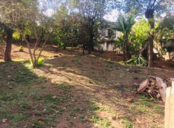 En vente un beau terrain de 1551 m2 viabilisé et entièrement clôturé situé à Talatamaty