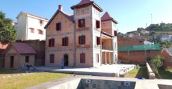 A louer une spacieuse villa T6 avec piscine sur un terrain de 2700 m2 à Itaosy Ambohidrapeto