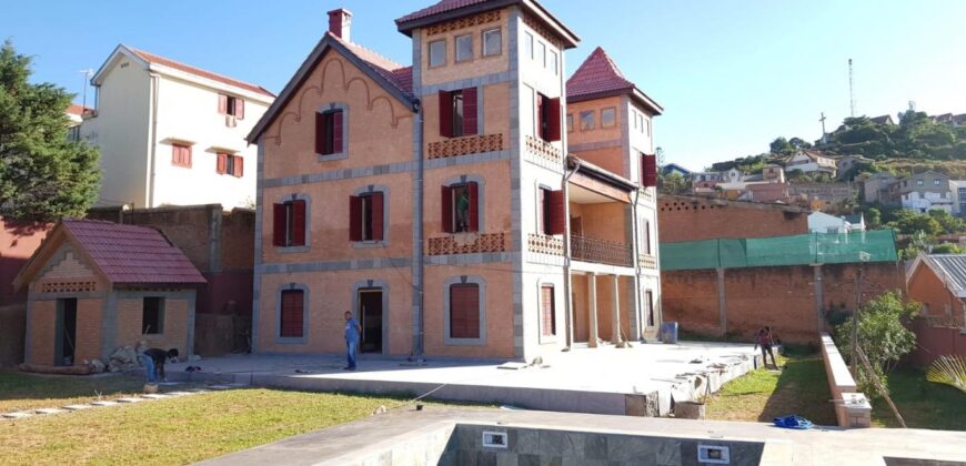 A louer une spacieuse villa T6 avec piscine sur un terrain de 2700 m2 à Itaosy Ambohidrapeto