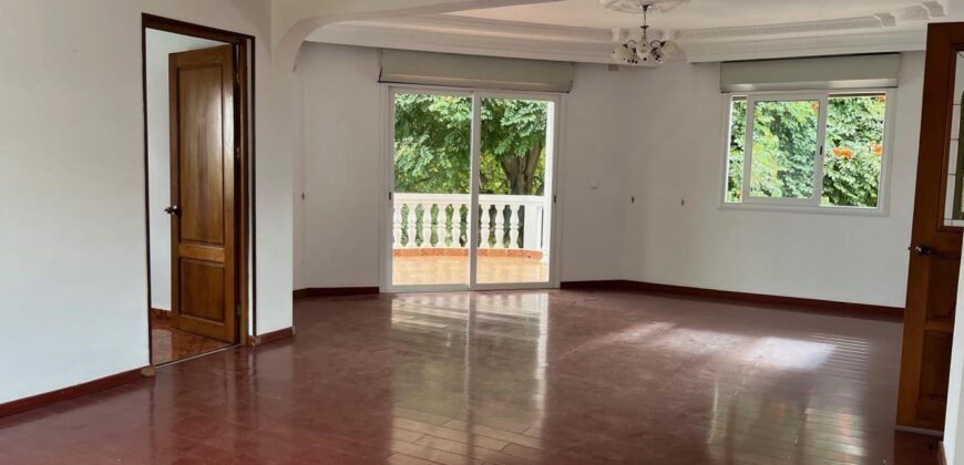 A louer une villa T6 avec piscine située dans un quartier calme à Ambohitrarahaba Androhibe