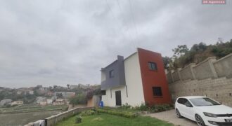 A vendre une charmante villa à étage T4 d’environ 110 m2 située dans un quartier calme à Ambohijanahary