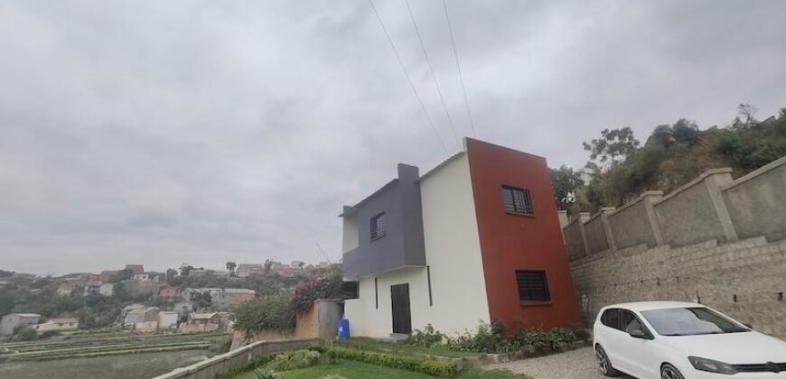 A vendre une charmante villa à étage T4 d’environ 110 m2 située dans un quartier calme à Ambohijanahary