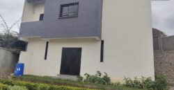 A vendre une charmante villa à étage T4 d’environ 110 m2 située dans un quartier calme à Ambohijanahary