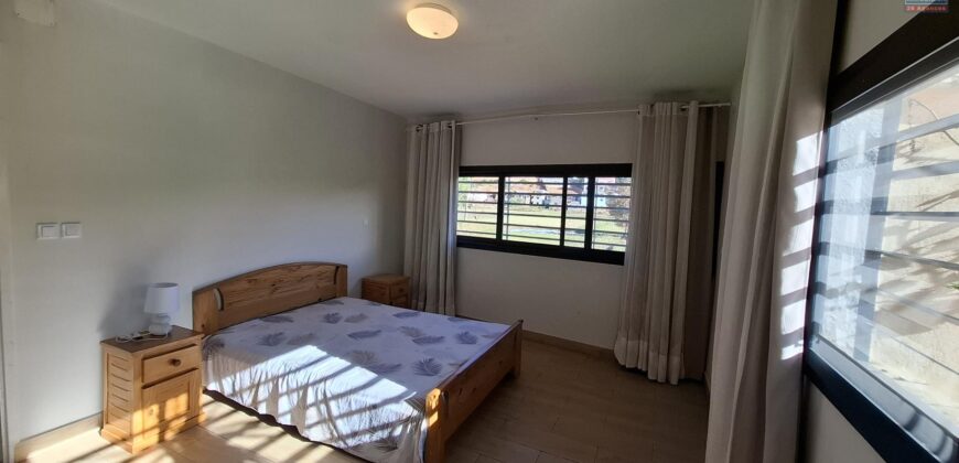 En location appartement T3 meublé et équipé situé à Ivato