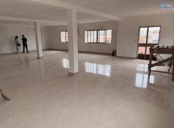 À louer un grand local professionnel ou commercial de 750 m2 situé en bord de route à Analakely
