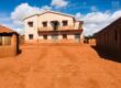 En vente une propriété sur un terrain de 900 m2 situé proche de la Cure à Vontovorona