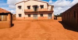 En vente une propriété sur un terrain de 900 m2 situé proche de la Cure à Vontovorona