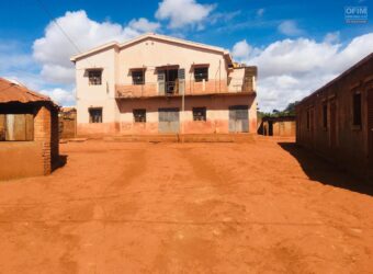 En vente une propriété sur un terrain de 900 m2 situé proche de la Cure à Vontovorona
