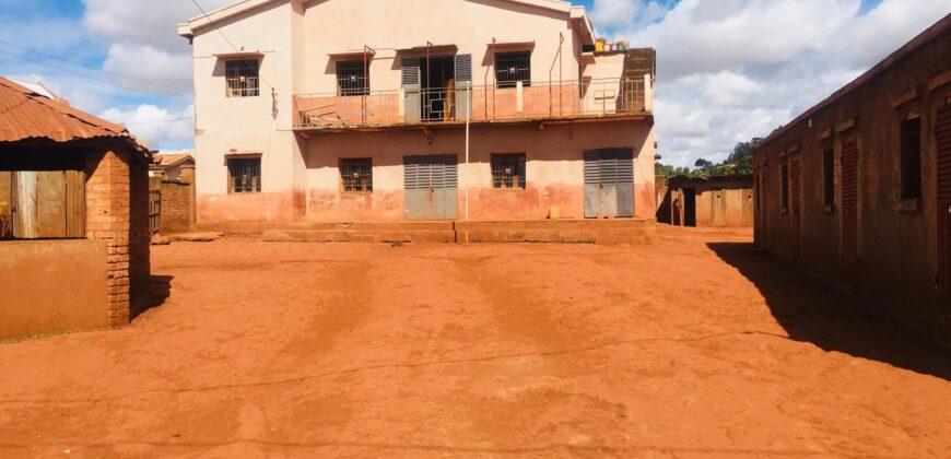 En vente une propriété sur un terrain de 900 m2 situé proche de la Cure à Vontovorona