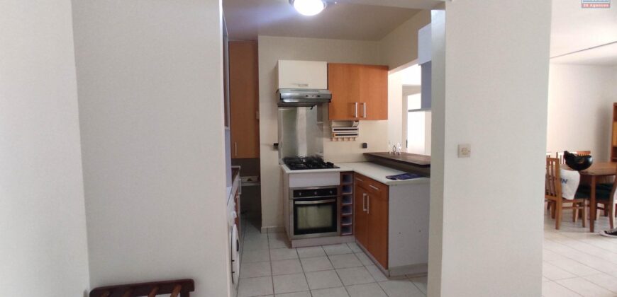 À louer charmant appartement T3 meublé situé dans une résidence sécurisée à Mahamasina
