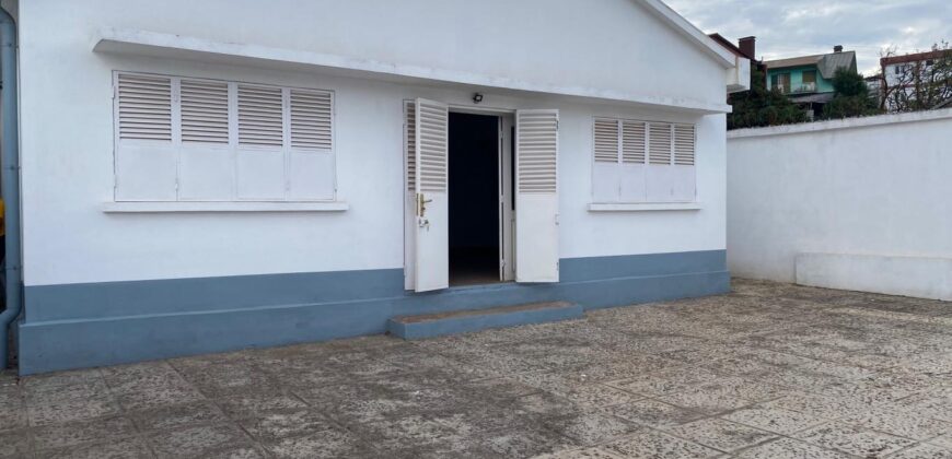 À louer une villa de type F3 avec garage située à Tanjombato