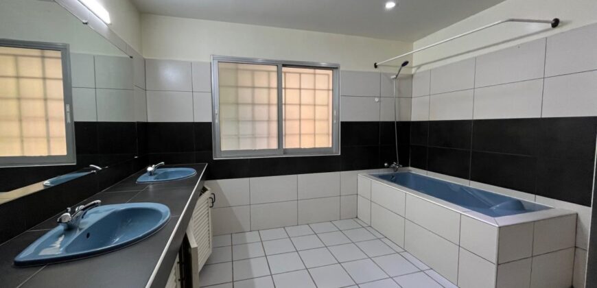 Location spacieuse villa T5 avec jardin et garage située dans la résidence Bonnet à Ivandry