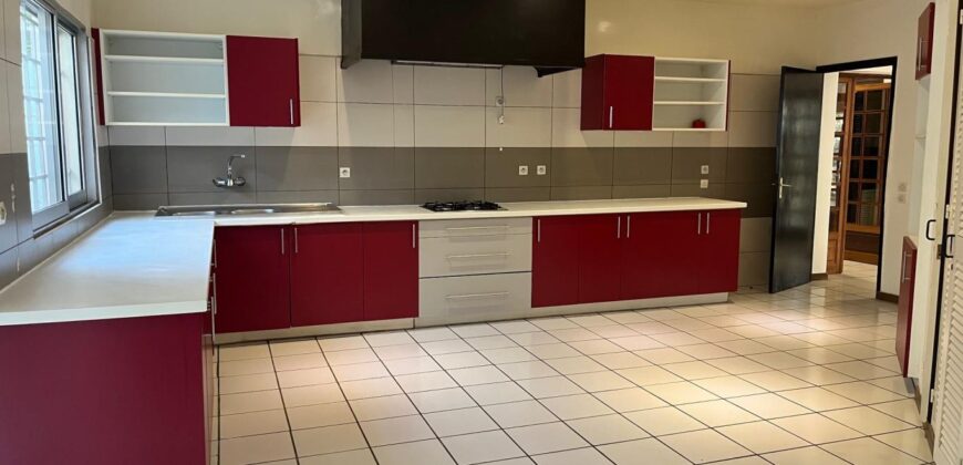 Location spacieuse villa T5 avec jardin et garage située dans la résidence Bonnet à Ivandry