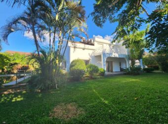 À louer une villa de standing T6 avec piscine située dans un quartier résidentiel très prisé à Ambohibao